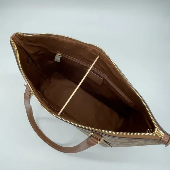 Coach Gallery Tote Bag in Signature Canvas - Picture 9 of 12